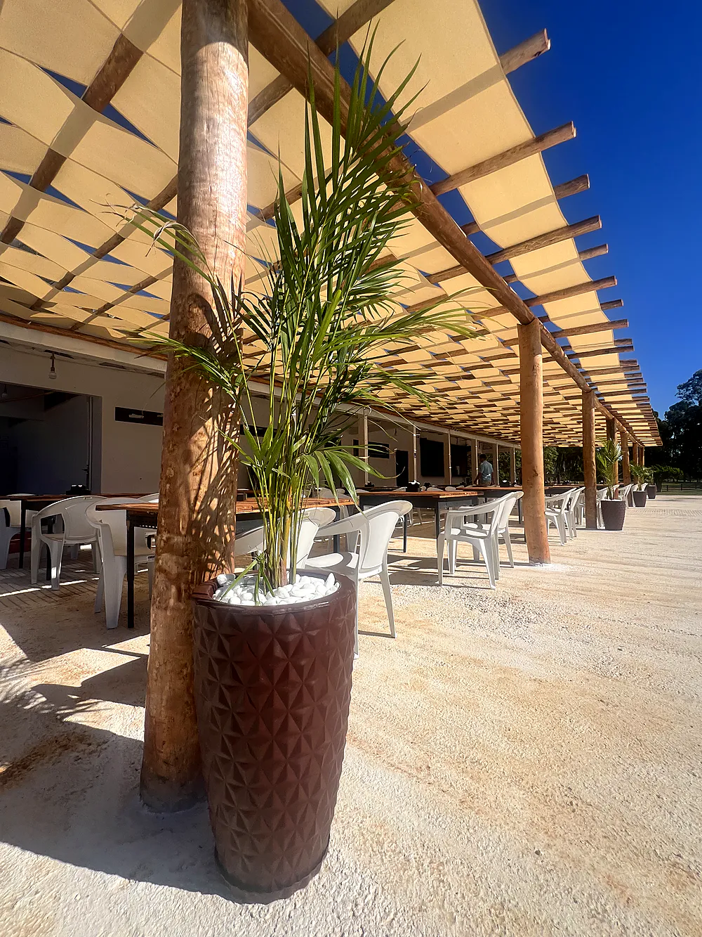 Espaço coberto com mesas