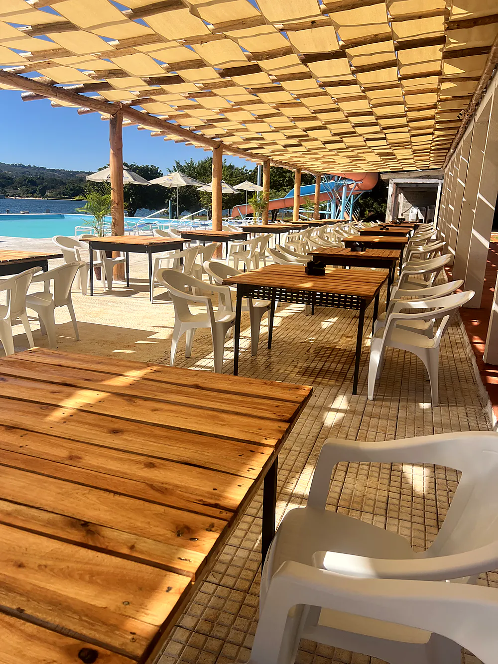 Restaurante à beira da piscina